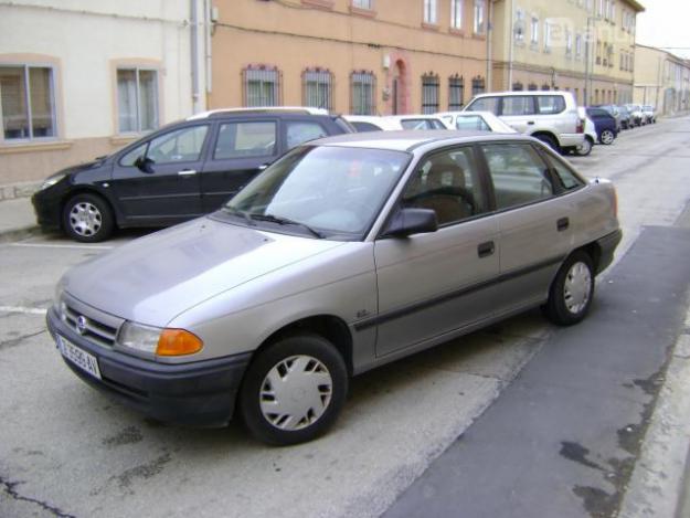 OPEL ASTRA 1.6, CON AIRE, DIRECCION,CIERRE,ELEVALUNAS. MECANICA REVISADA