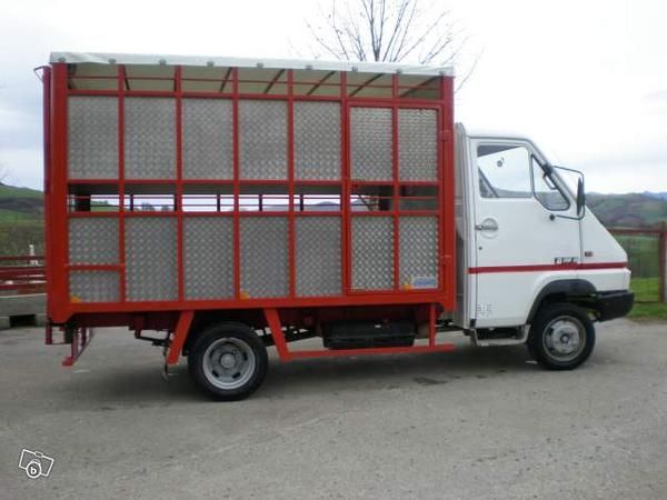 remolque para transporte de ganado Renault B110 diesel