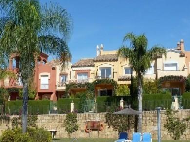 Adosado con 3 dormitorios se vende en Marbella, Costa del Sol