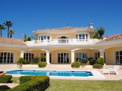 Chalet con 4 dormitorios se vende en Marbella, Costa del Sol