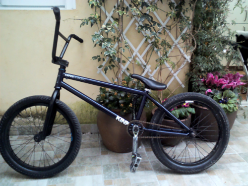 Bicicleta BMX azul oscuro, seminueva