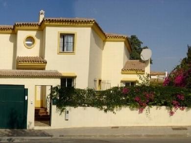 Chalet pareado con 5 dormitorios se vende en Marbella, Costa del Sol