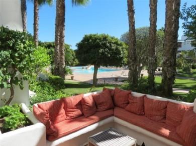 Apartamento con 2 dormitorios se vende en Marbella, Costa del Sol