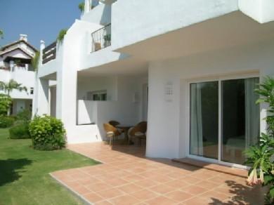 Apartamento con 2 dormitorios se vende en Estepona, Costa del Sol