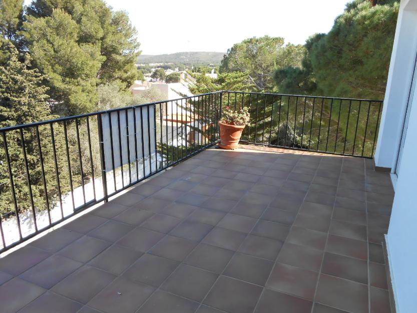 apartamento con amplia terraza vistas al mar en L'Escala Costa Brava