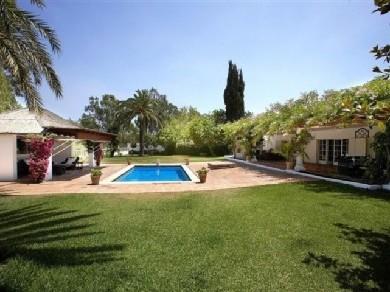 Chalet con 4 dormitorios se vende en Marbella, Costa del Sol