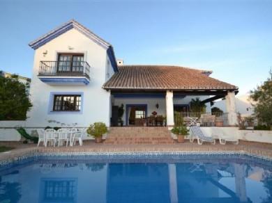 Chalet con 3 dormitorios se vende en Estepona, Costa del Sol