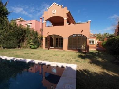 Chalet con 4 dormitorios se vende en Marbella, Costa del Sol