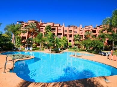 Apartamento con 2 dormitorios se vende en Marbella, Costa del Sol