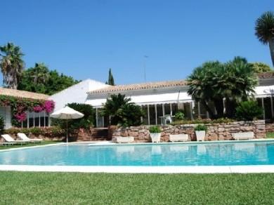 Chalet con 8 dormitorios se vende en Marbella, Costa del Sol