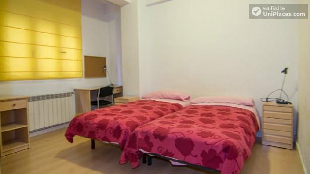 Rooms available - Comfortable six-bedroom apartment in central Embajadores