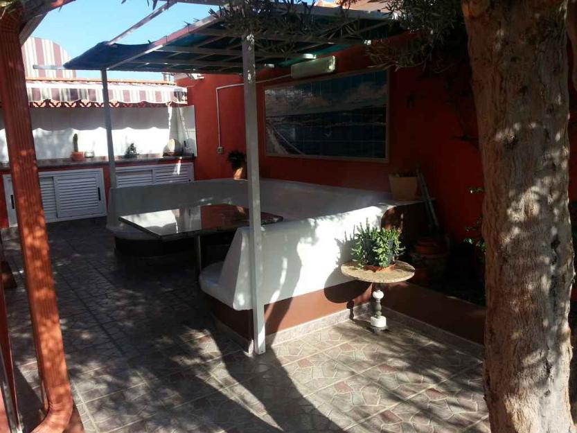 Se vende chalet con jardín privado, terraza 110m., piscina, garaje amplio, Candelaria