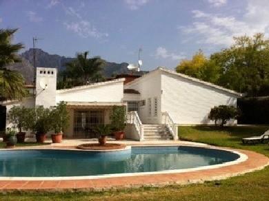 Chalet con 4 dormitorios se vende en Marbella, Costa del Sol