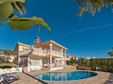 Chalet con 5 dormitorios se vende en Benalmadena Costa, Costa del Sol