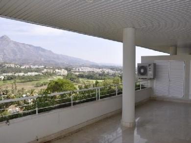 Apartamento con 2 dormitorios se vende en Marbella, Costa del Sol