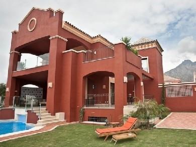 Chalet con 5 dormitorios se vende en Marbella, Costa del Sol