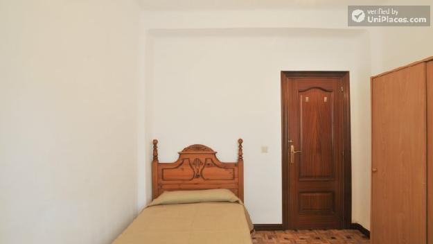 Rooms available - Warm 5-bedroom apartment in up-and-coming Tetuán