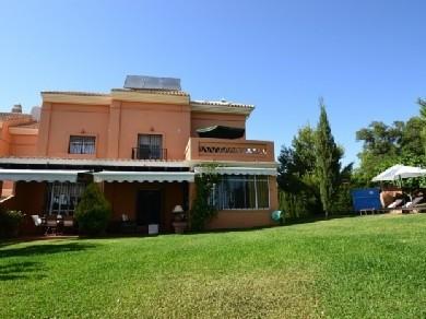 Chalet con 4 dormitorios se vende en Marbella, Costa del Sol