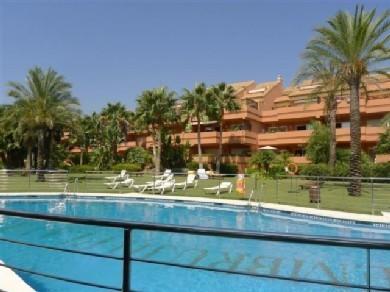 Apartamento con 3 dormitorios se vende en Marbella, Costa del Sol