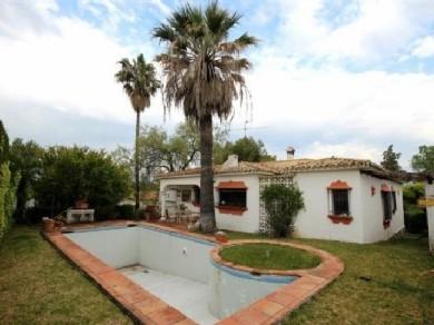 Chalet con 3 dormitorios se vende en Marbella, Costa del Sol