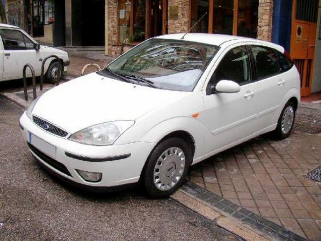 Venta de coche Ford Focus 1.8 TDCi Ghia 100 '03 en Madrid