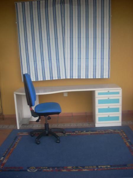 dormitorio: compuesto por silla a gás, alfombra, mesa con cajonera y cortina estor