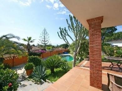 Chalet con 3 dormitorios se vende en Marbella, Costa del Sol