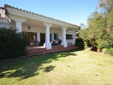 Chalet con 4 dormitorios se vende en Marbella, Costa del Sol