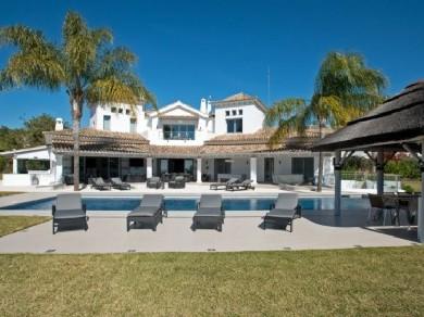 Chalet con 5 dormitorios se vende en Marbella, Costa del Sol