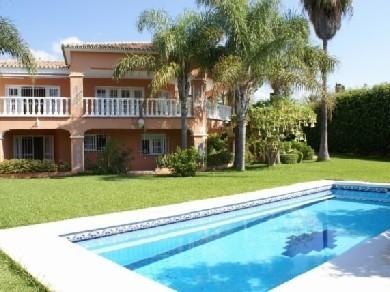 Chalet con 4 dormitorios se vende en Marbella, Costa del Sol