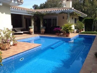 Chalet con 5 dormitorios se vende en Marbella, Costa del Sol