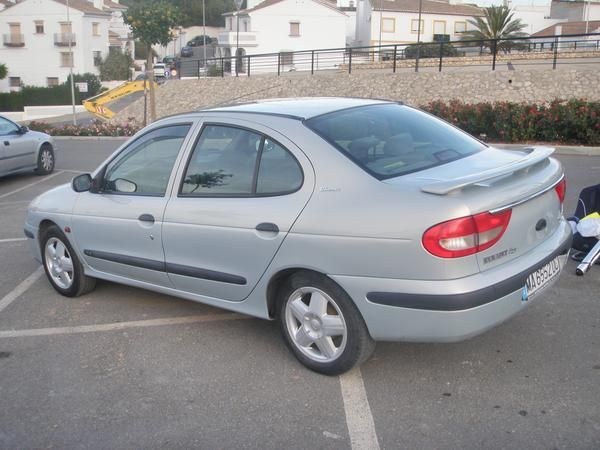 Vendo renault megane 5 puertas.