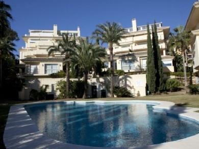 Apartamento con 3 dormitorios se vende en Marbella, Costa del Sol