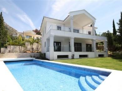 Chalet con 5 dormitorios se vende en Marbella, Costa del Sol