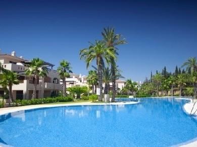 Apartamento con 2 dormitorios se vende en Marbella, Costa del Sol