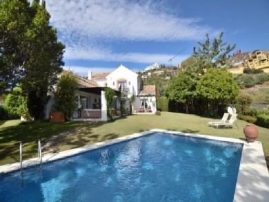 Chalet con 4 dormitorios se vende en Benahavis, Costa del Sol