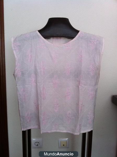 CAMISETA ROSA CLARO CON BORDADOS