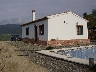 Chalet con 3 dormitorios se vende en Alora