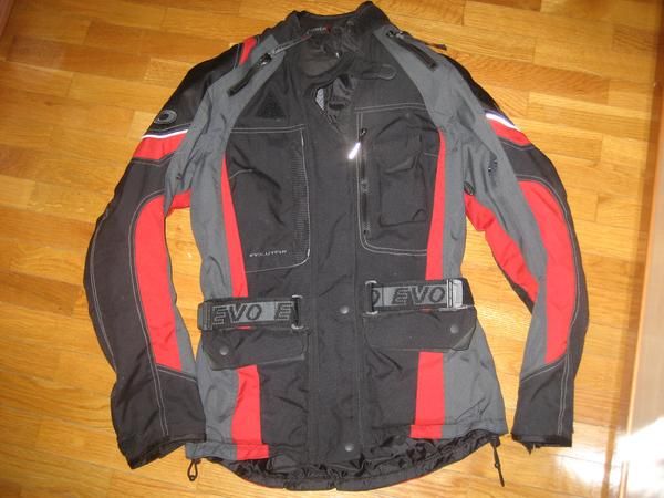 SE VENDE CHAQUETA DE MOTO CHICA