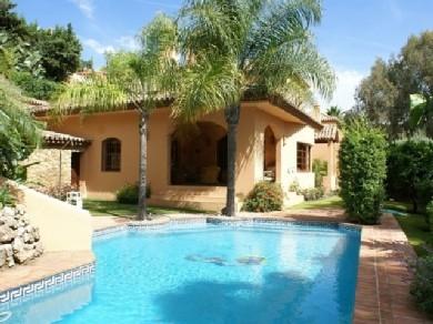 Chalet con 3 dormitorios se vende en Marbella, Costa del Sol