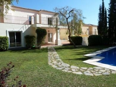 Chalet con 5 dormitorios se vende en Marbella, Costa del Sol