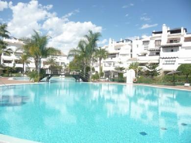 Apartamento con 2 dormitorios se vende en Marbella, Costa del Sol