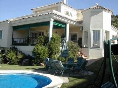 Chalet con 4 dormitorios se vende en Alhaurin el Grande