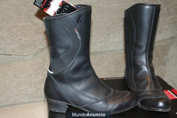 GUANTES. BOTAS, PANTALONES, CHAQUETA