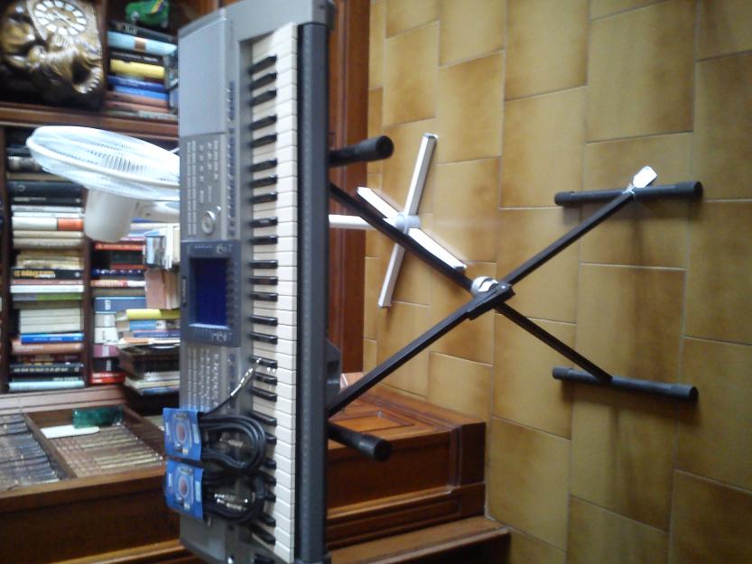 Venta urgente de yamaha psr-1500+2 cables jack+ soporte+ atril a muy buen precio!!