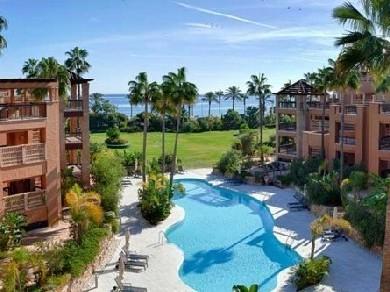 Apartamento con 3 dormitorios se vende en Marbella, Costa del Sol