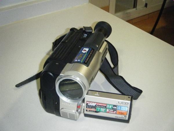 SE VENDE VIDEOCAMARA HITACHI VM-E568LE