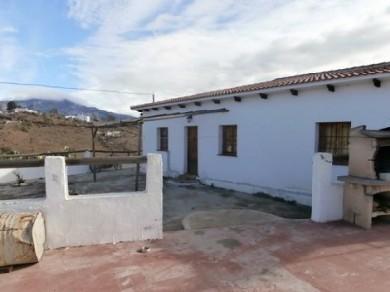 Chalet con 6 dormitorios se vende en Triana