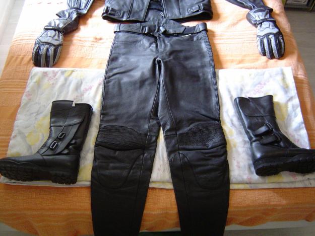 Mono de cuero, botas, guantes, casco chico talla 43 sin estrenar