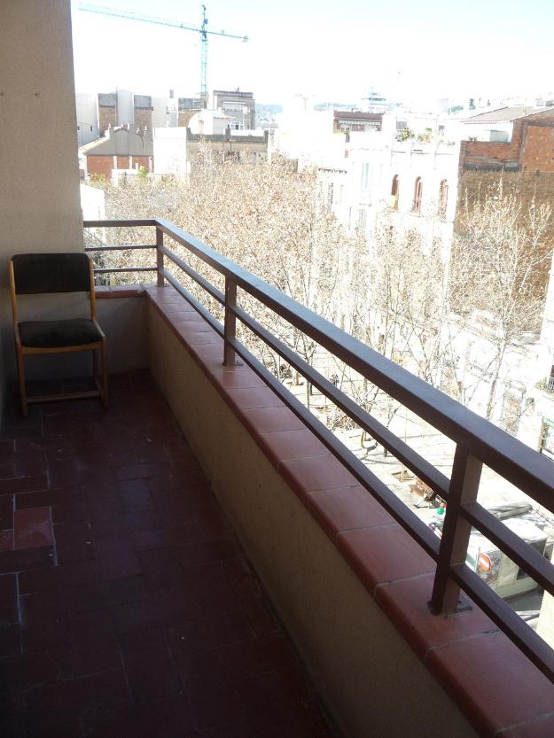 Piso alto exterior en Gracia junto plaza Rovira y Trias